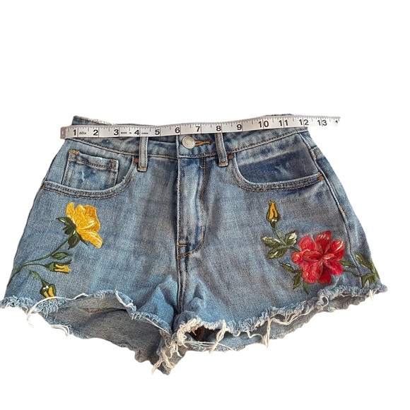PacSun Denim Flower Embroidered Distressed Light Wash Shorts Size 23 - Picture 6 of 8